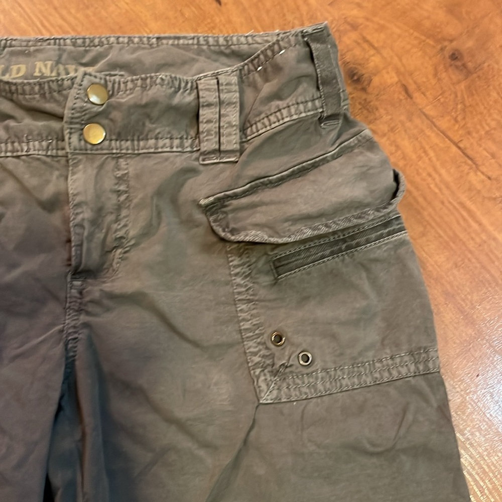 Old Navy cargo Bermuda shorts. - Picture 3 of 6